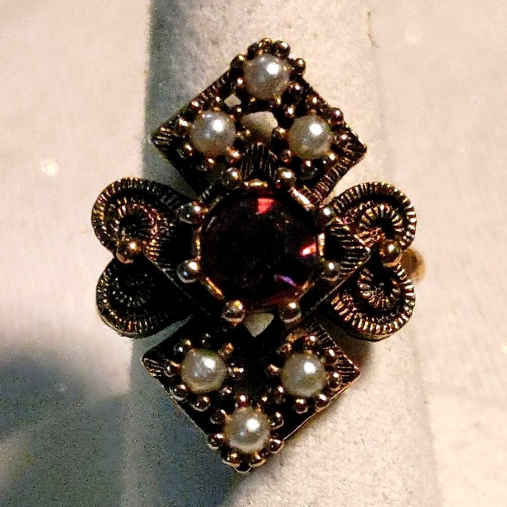Vintage Sarah Coventry Size 6.5 Gold Tone Ring Faux Pearls Purple Rhinestone